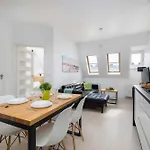Unique And Spacious With Air Conditioning By Renters