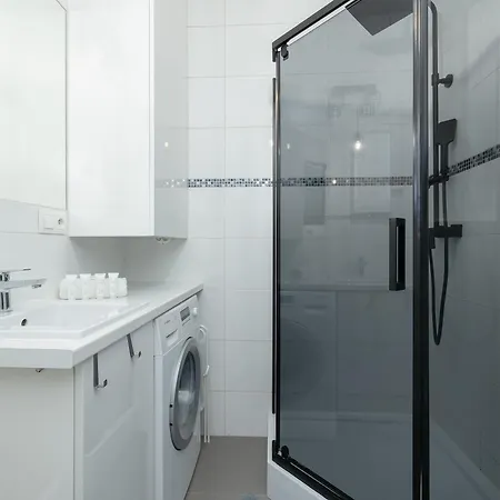 Unique And Spacious With Air Conditioning By Renters 아파트 *