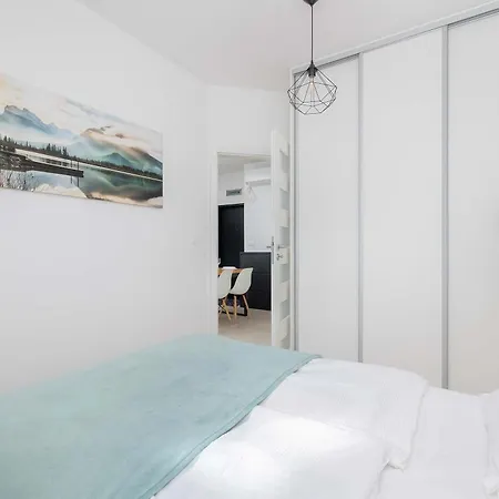 Unique And Spacious With Air Conditioning By Renters 아파트 *